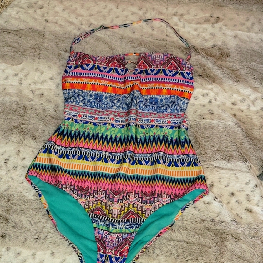 Gorgeous Jessica Simpson one piece swimsuit
